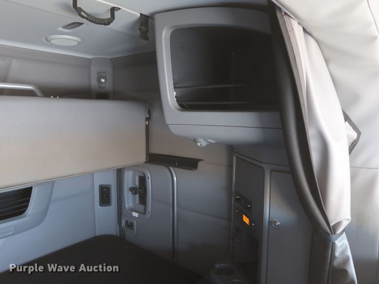 image for item KR9812 2016 Peterbilt 579  semi truck