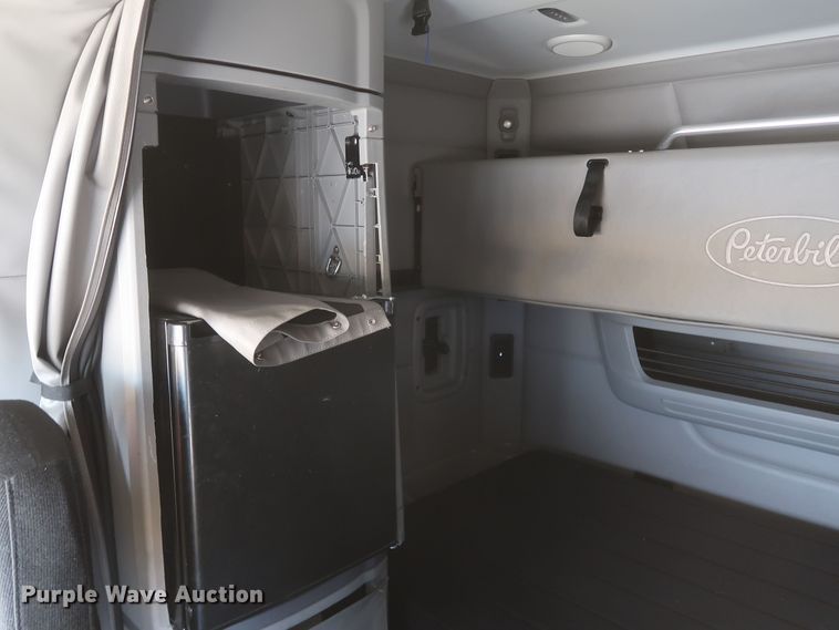 image for item KR9812 2016 Peterbilt 579  semi truck