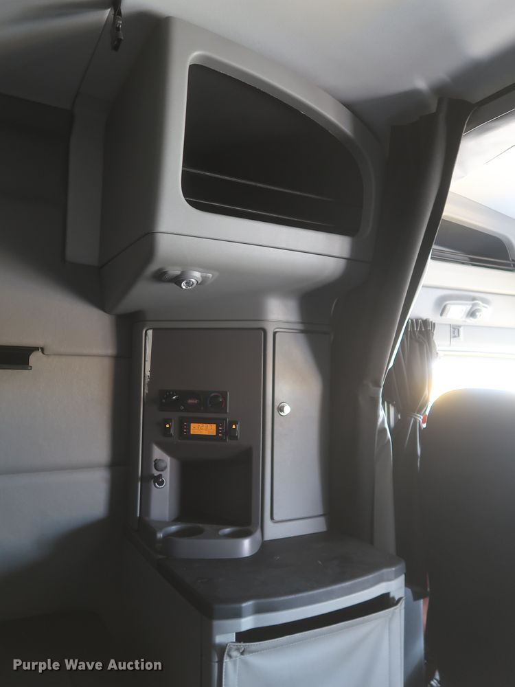 image for item KR9812 2016 Peterbilt 579  semi truck