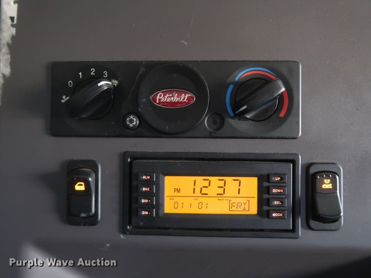 image for item KR9812 2016 Peterbilt 579  semi truck