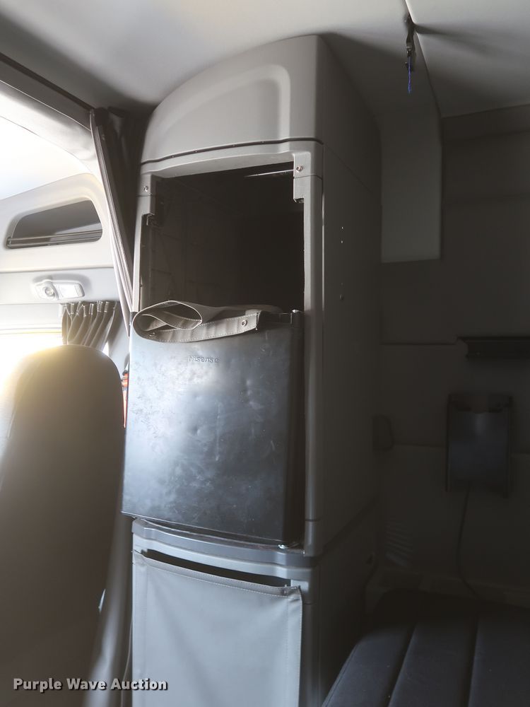 image for item KR9812 2016 Peterbilt 579  semi truck