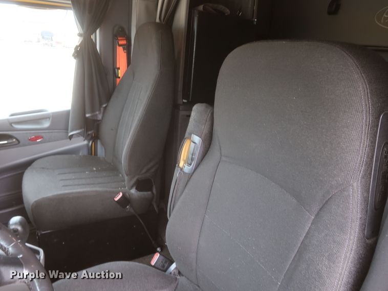 image for item KR9812 2016 Peterbilt 579  semi truck