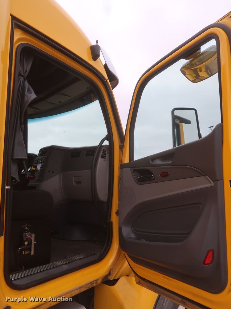 image for item KR9812 2016 Peterbilt 579  semi truck