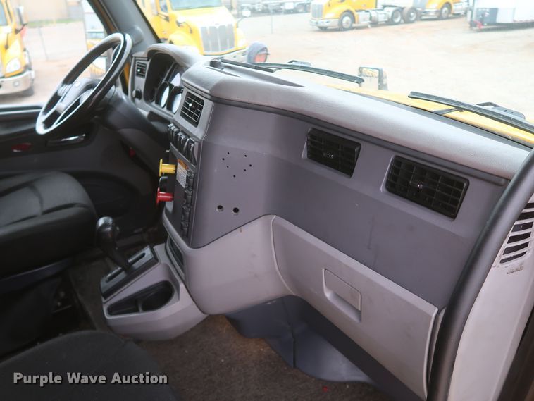 image for item KR9812 2016 Peterbilt 579  semi truck