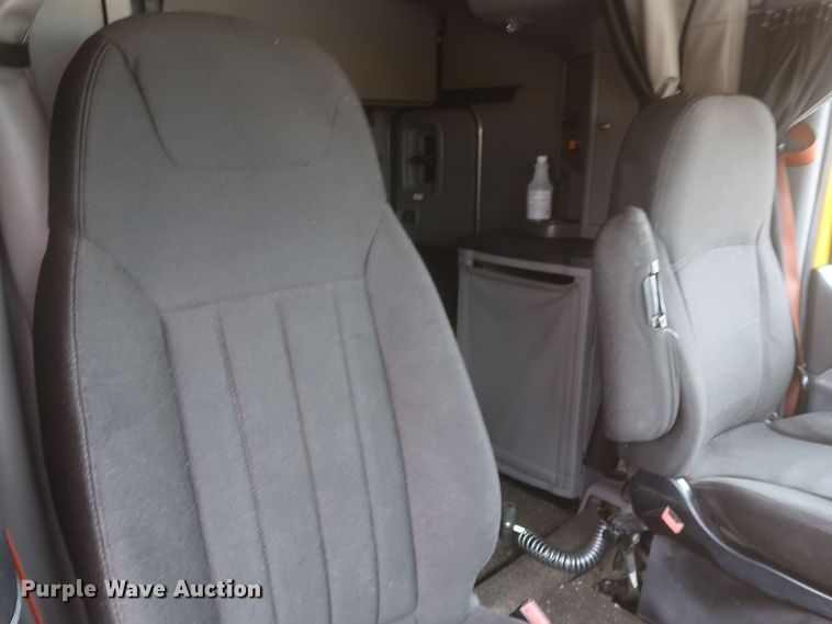 image for item KR9812 2016 Peterbilt 579  semi truck