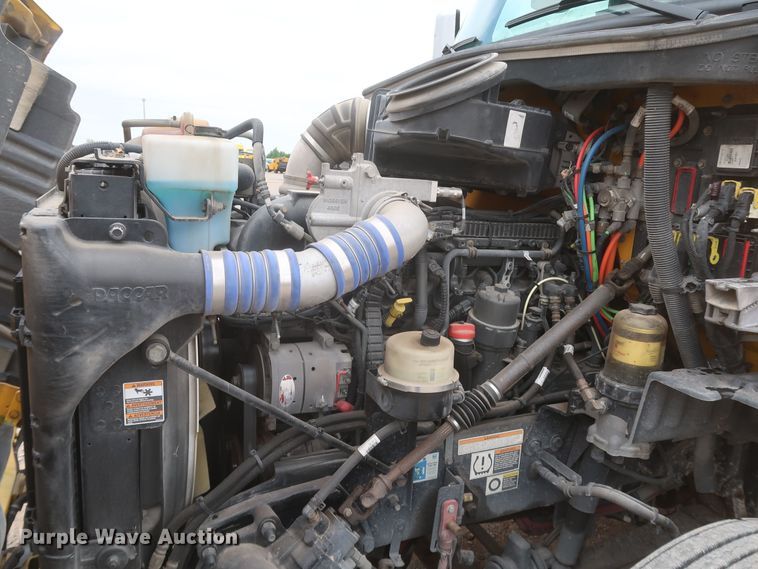 image for item KR9812 2016 Peterbilt 579  semi truck