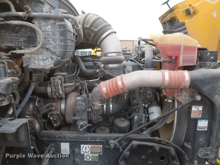 image for item KR9812 2016 Peterbilt 579  semi truck