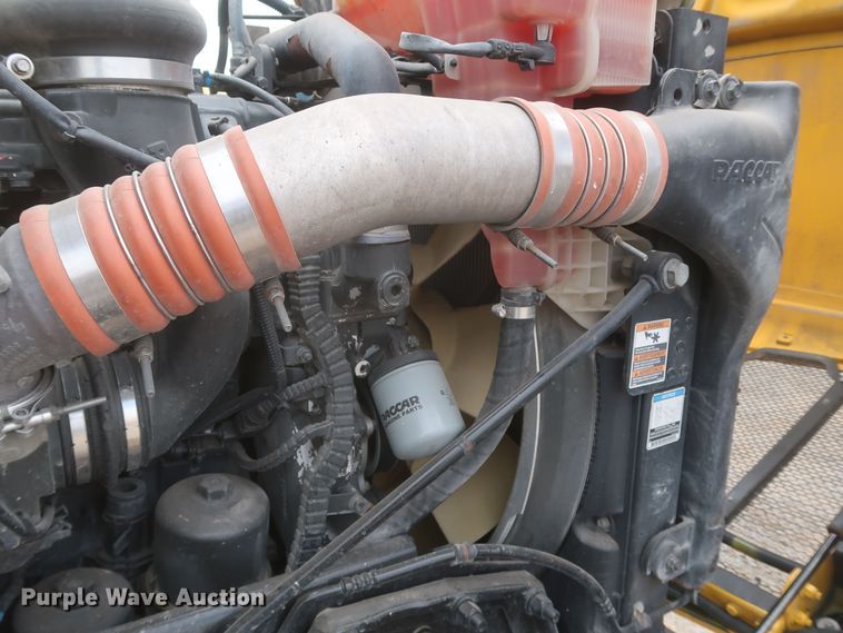 image for item KR9812 2016 Peterbilt 579  semi truck