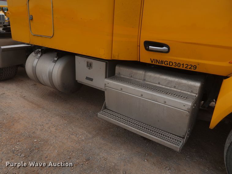 image for item KR9812 2016 Peterbilt 579  semi truck