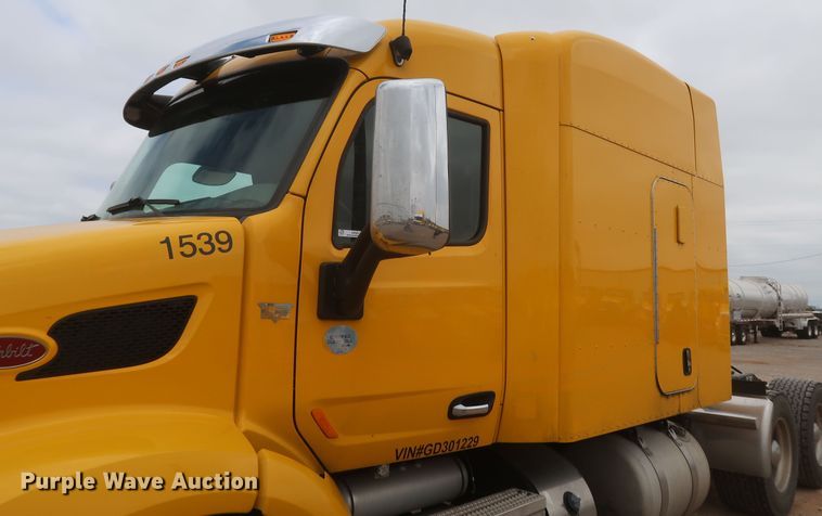 image for item KR9812 2016 Peterbilt 579  semi truck