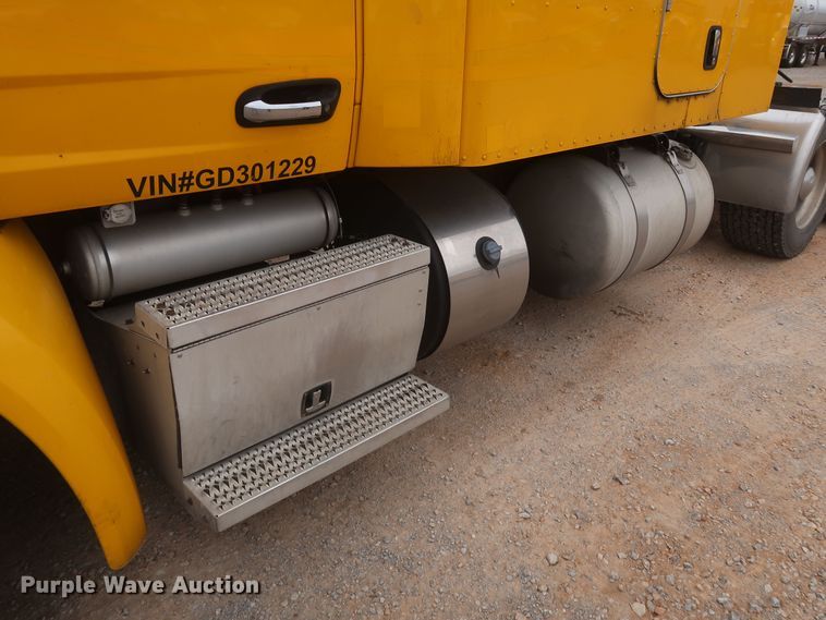 image for item KR9812 2016 Peterbilt 579  semi truck