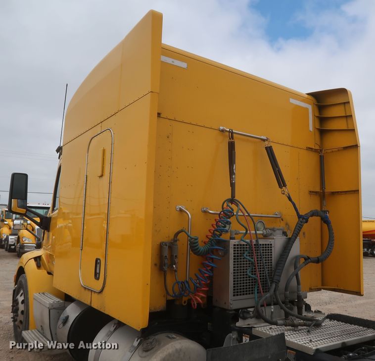 image for item KR9812 2016 Peterbilt 579  semi truck