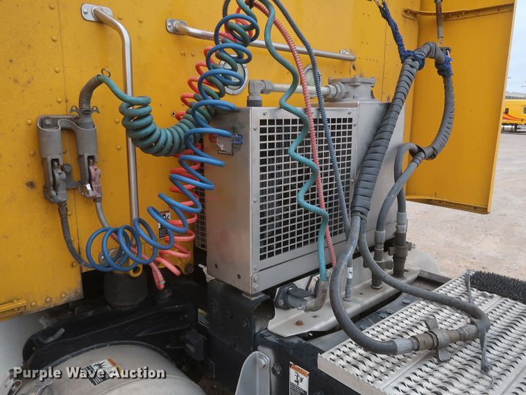 image for item KR9812 2016 Peterbilt 579  semi truck