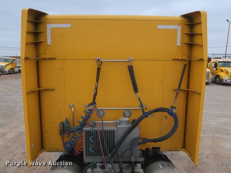 image for item KR9812 2016 Peterbilt 579  semi truck