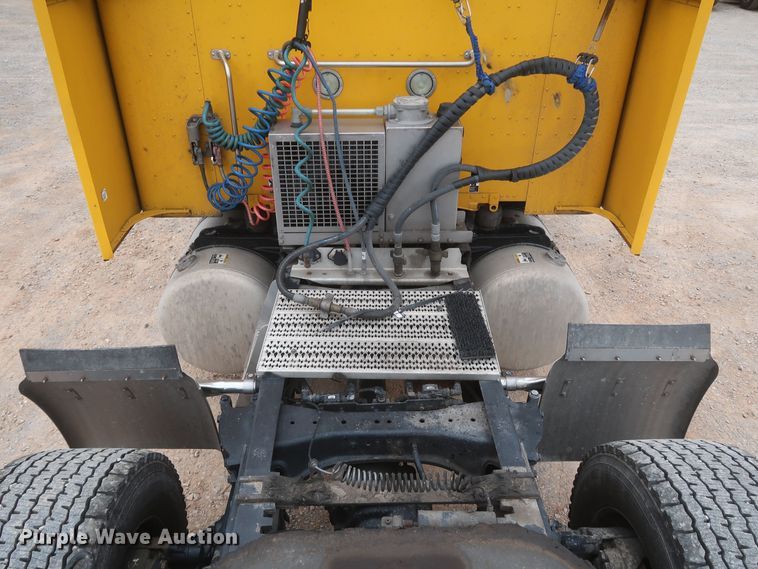 image for item KR9812 2016 Peterbilt 579  semi truck