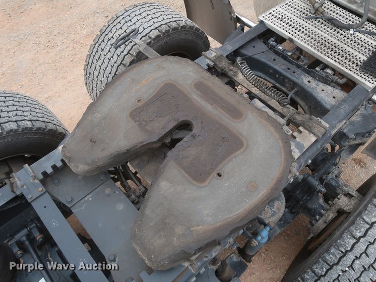 image for item KR9812 2016 Peterbilt 579  semi truck