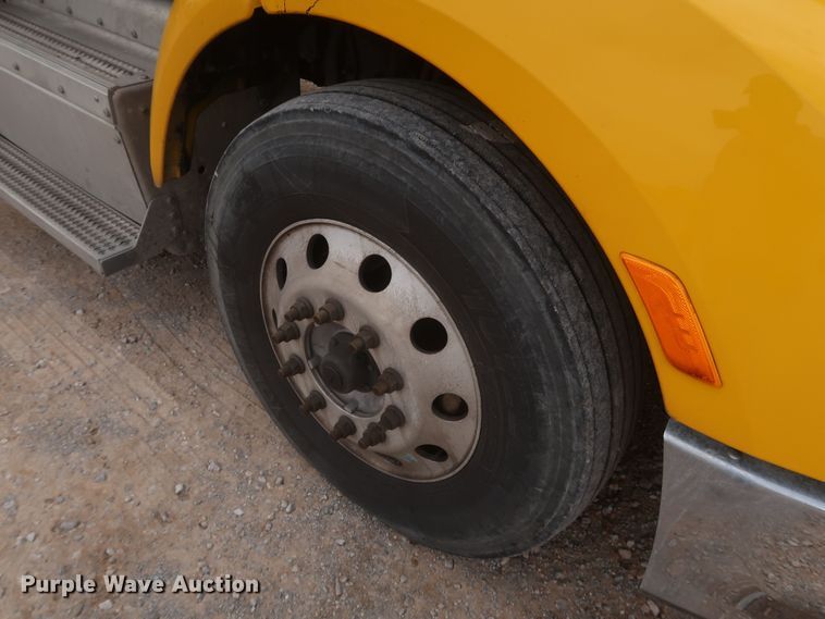 image for item KR9812 2016 Peterbilt 579  semi truck