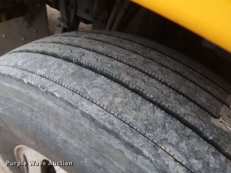 image for item KR9812 2016 Peterbilt 579  semi truck