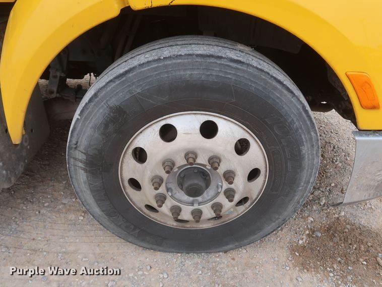 image for item KR9812 2016 Peterbilt 579  semi truck