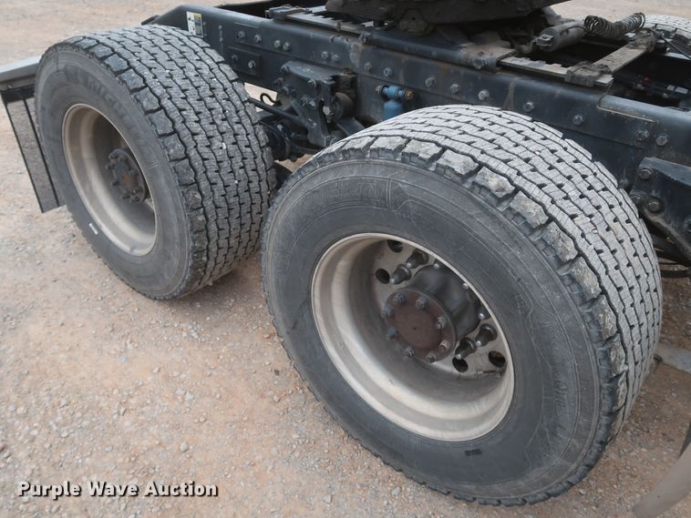 image for item KR9812 2016 Peterbilt 579  semi truck