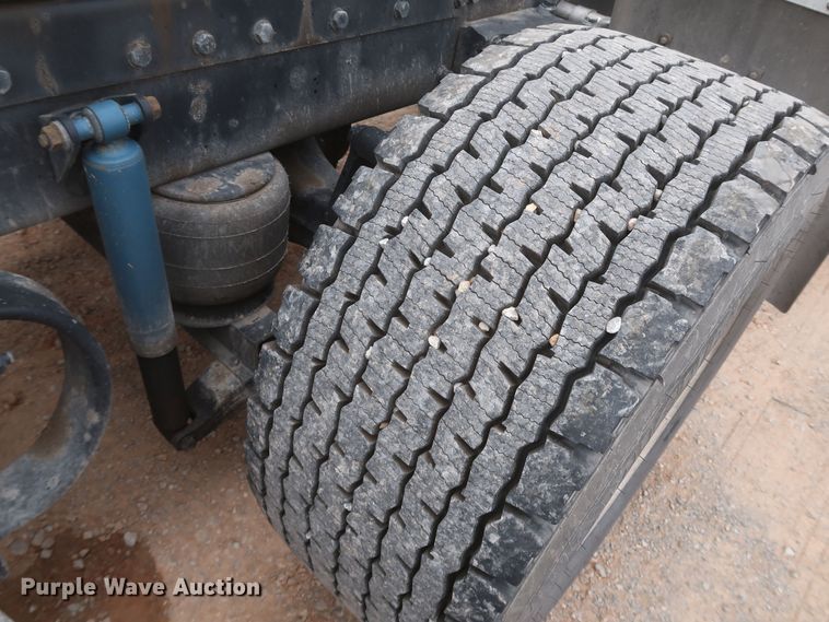 image for item KR9812 2016 Peterbilt 579  semi truck