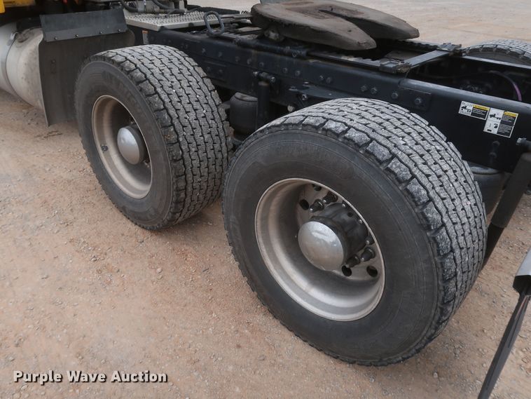 image for item KR9812 2016 Peterbilt 579  semi truck