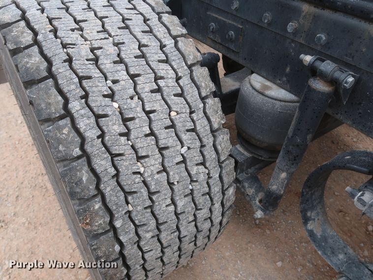 image for item KR9812 2016 Peterbilt 579  semi truck