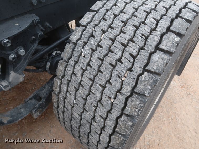 image for item KR9812 2016 Peterbilt 579  semi truck