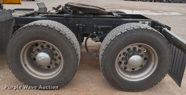 image for item KR9812 2016 Peterbilt 579  semi truck