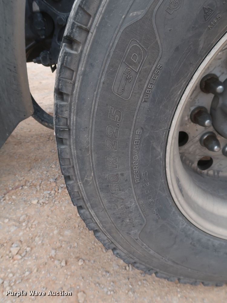 image for item KR9812 2016 Peterbilt 579  semi truck