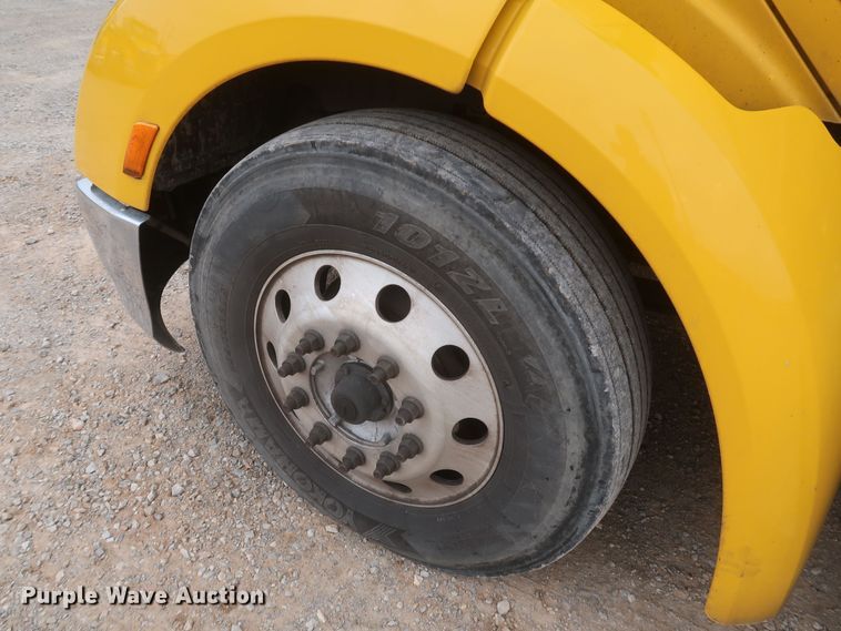 image for item KR9812 2016 Peterbilt 579  semi truck