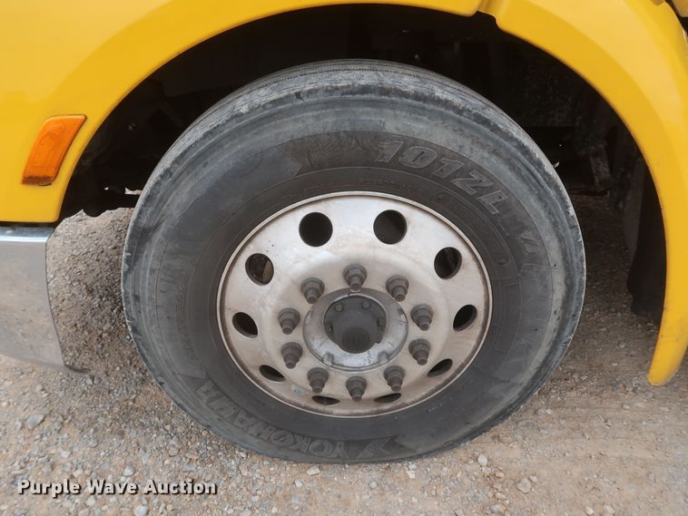 image for item KR9812 2016 Peterbilt 579  semi truck