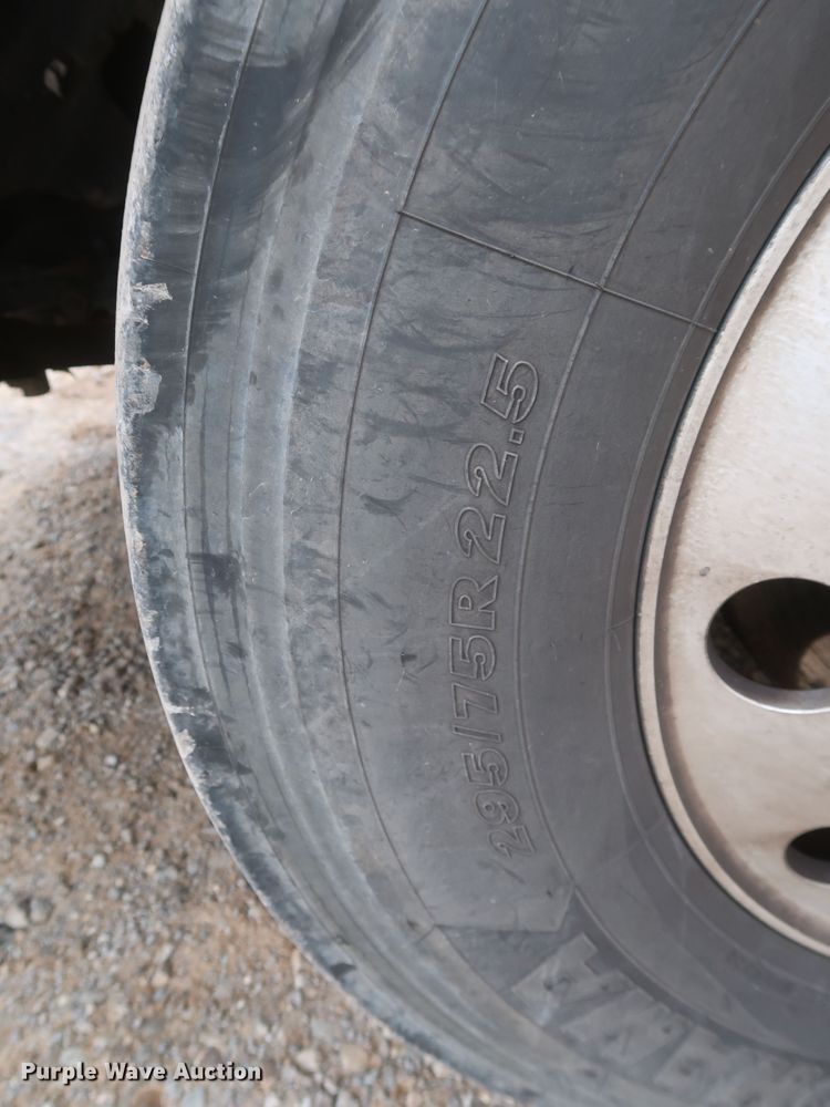 image for item KR9812 2016 Peterbilt 579  semi truck