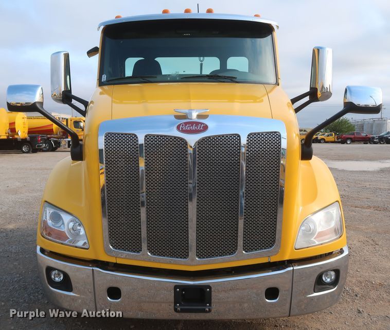 image for item KR9813 2016 Peterbilt 579  semi truck