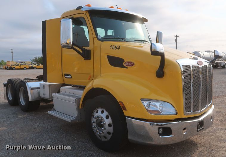 image for item KR9813 2016 Peterbilt 579  semi truck