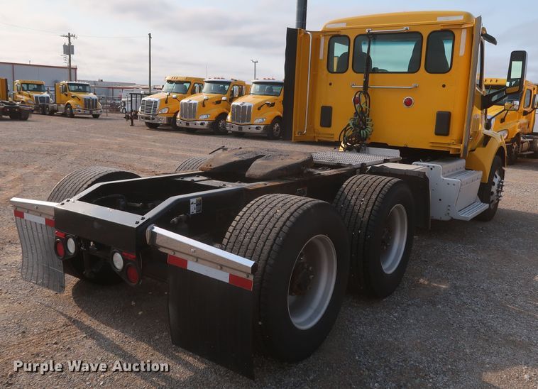 image for item KR9813 2016 Peterbilt 579  semi truck