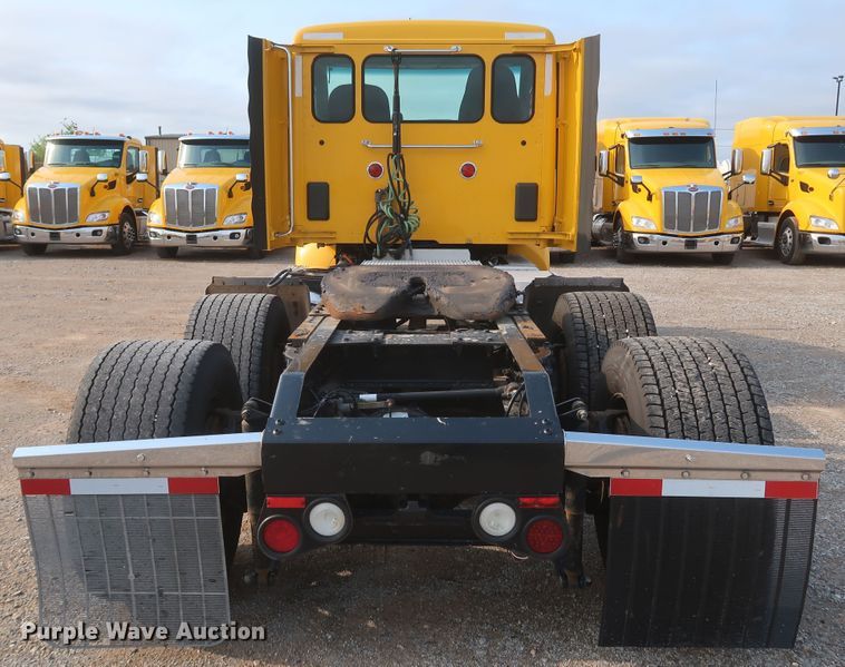 image for item KR9813 2016 Peterbilt 579  semi truck
