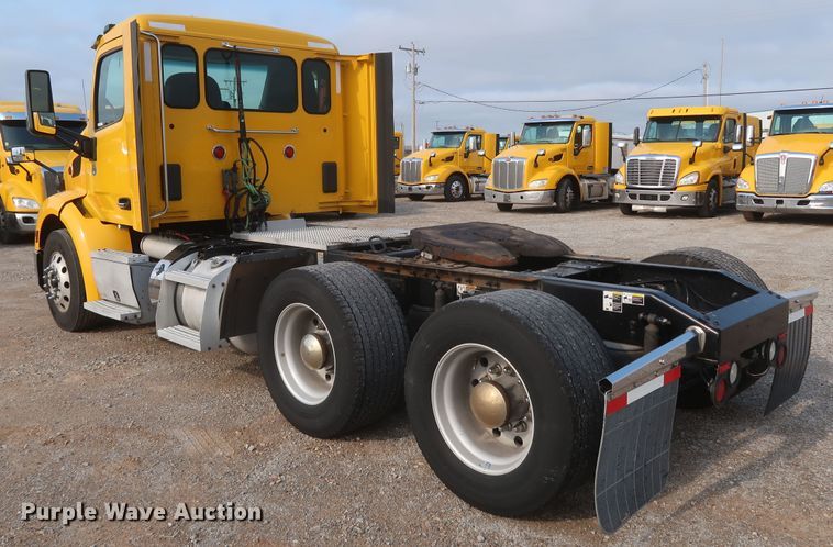 image for item KR9813 2016 Peterbilt 579  semi truck