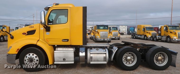 image for item KR9813 2016 Peterbilt 579  semi truck
