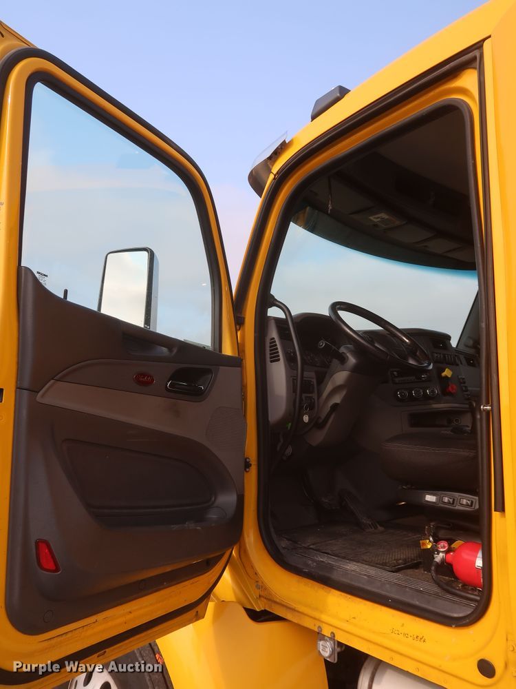 image for item KR9813 2016 Peterbilt 579  semi truck