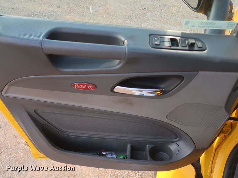 image for item KR9813 2016 Peterbilt 579  semi truck