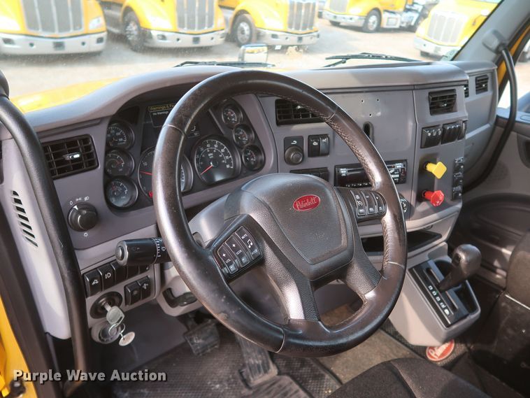 image for item KR9813 2016 Peterbilt 579  semi truck