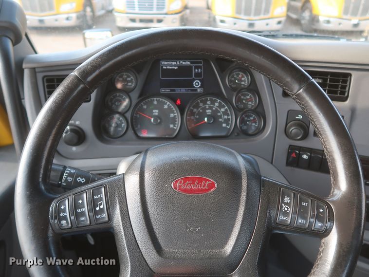 image for item KR9813 2016 Peterbilt 579  semi truck