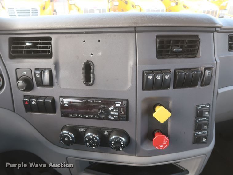 image for item KR9813 2016 Peterbilt 579  semi truck