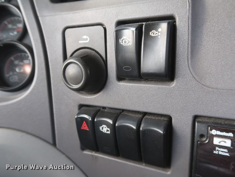 image for item KR9813 2016 Peterbilt 579  semi truck