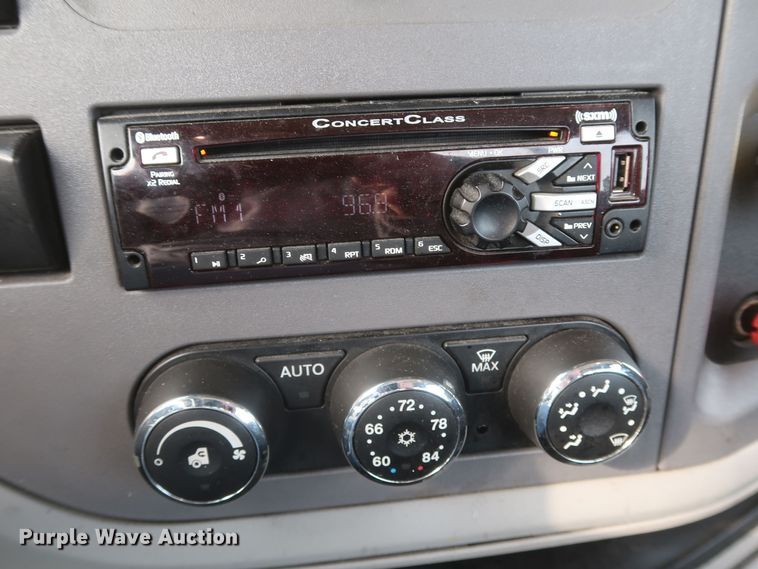 image for item KR9813 2016 Peterbilt 579  semi truck