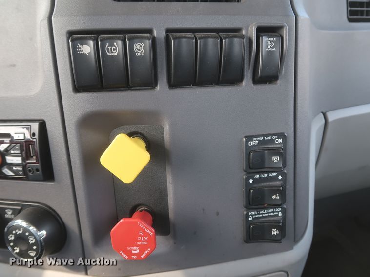 image for item KR9813 2016 Peterbilt 579  semi truck