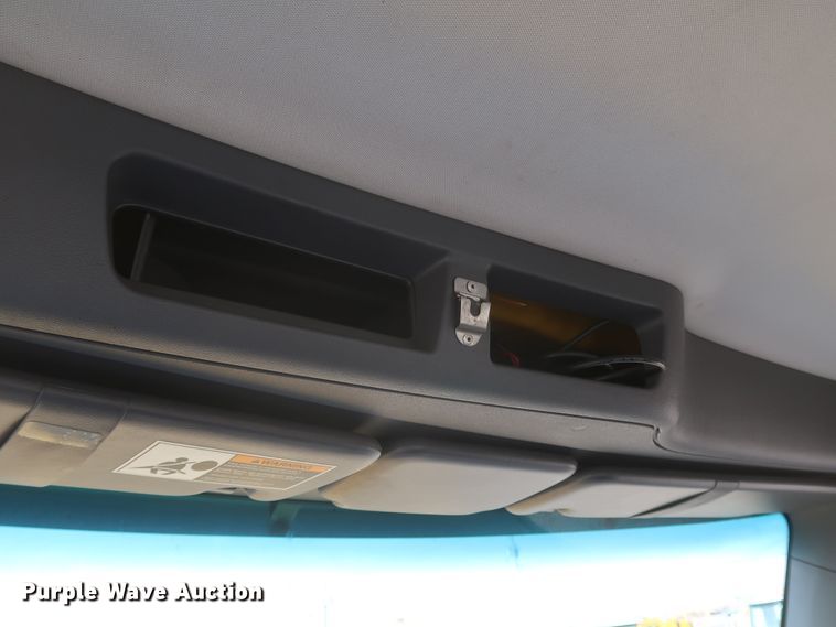 image for item KR9813 2016 Peterbilt 579  semi truck