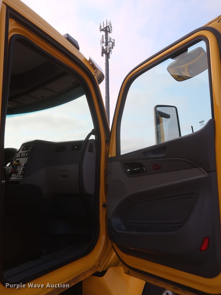 image for item KR9813 2016 Peterbilt 579  semi truck