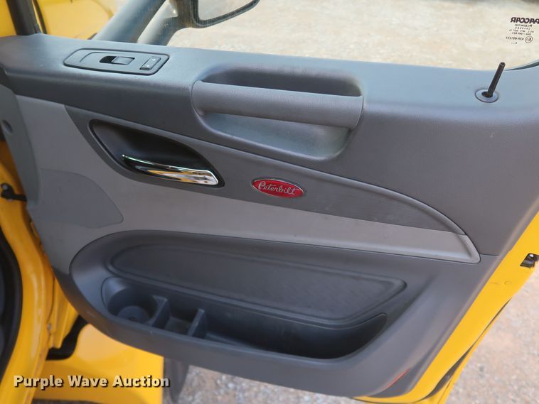 image for item KR9813 2016 Peterbilt 579  semi truck